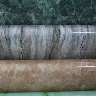 Mutfak dolabı için yüksek parlak yüzeyli PVC dekoratif panel, vakum membran presleme işlemi ile üretilmiştir.